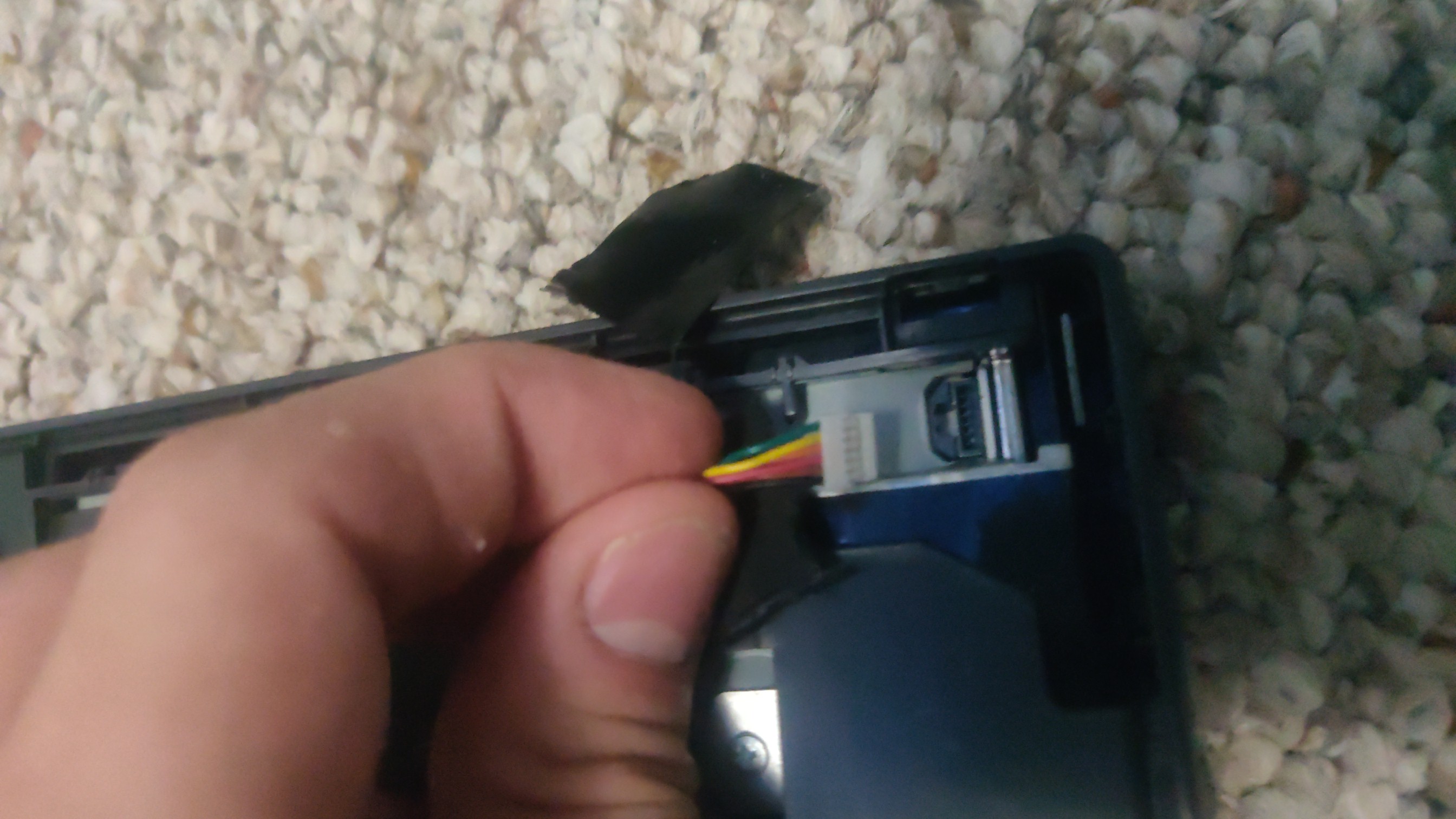 Monitor showing 6-pin cables which need to be removed